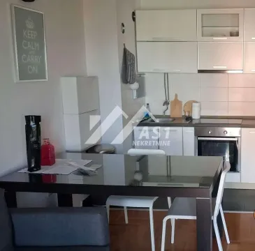 Manja bela kuhinja sa trpezarijskim stolom i stolicama. - image 8