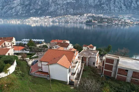 Pogled iz vazduha na zaliv i naselje sa kućama. - image 8