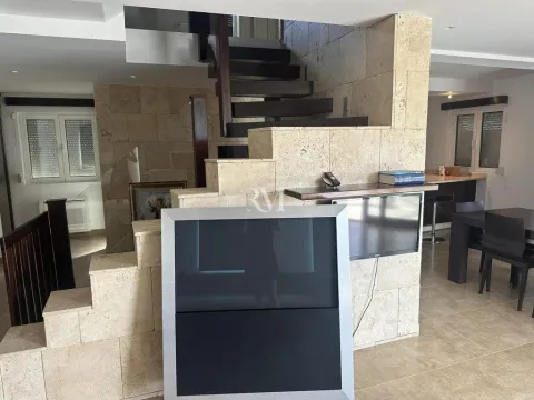 Izdavanje, trosoban stan, 160m², Kavač, Kotor - image 4