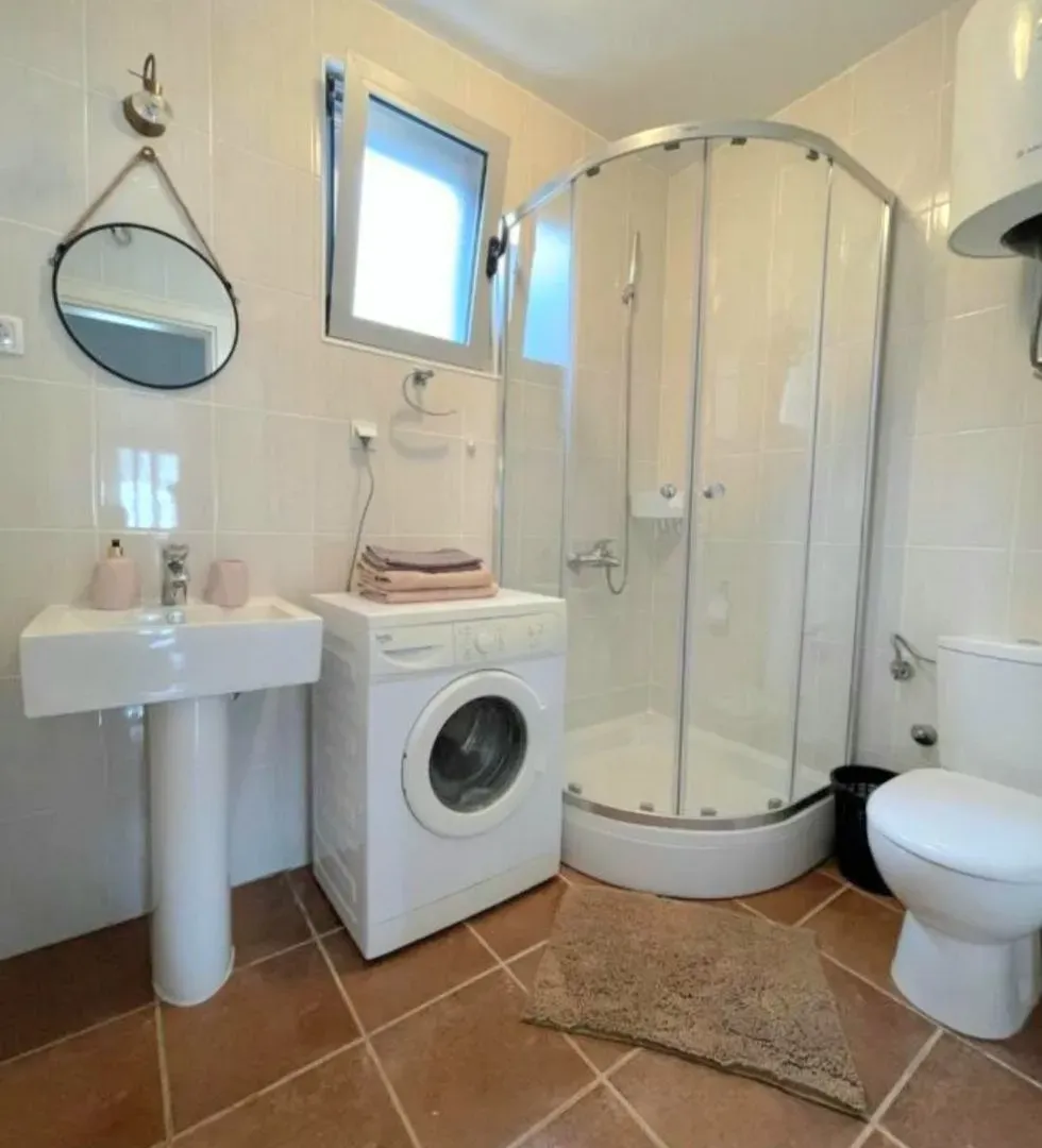 Izdavanje, dvosoban stan, 55m², Đenovići, Herceg Novi