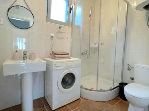 Izdavanje, dvosoban stan, 55m², Đenovići, Herceg Novi - image 6
