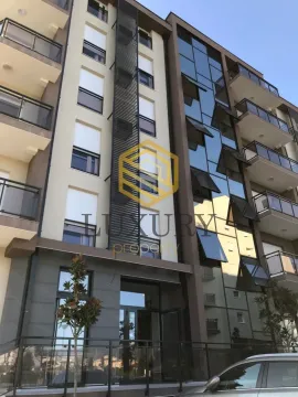 Eksterijer moderne stambene zgrade sa terasama i velikim staklenim površinama. - image 2