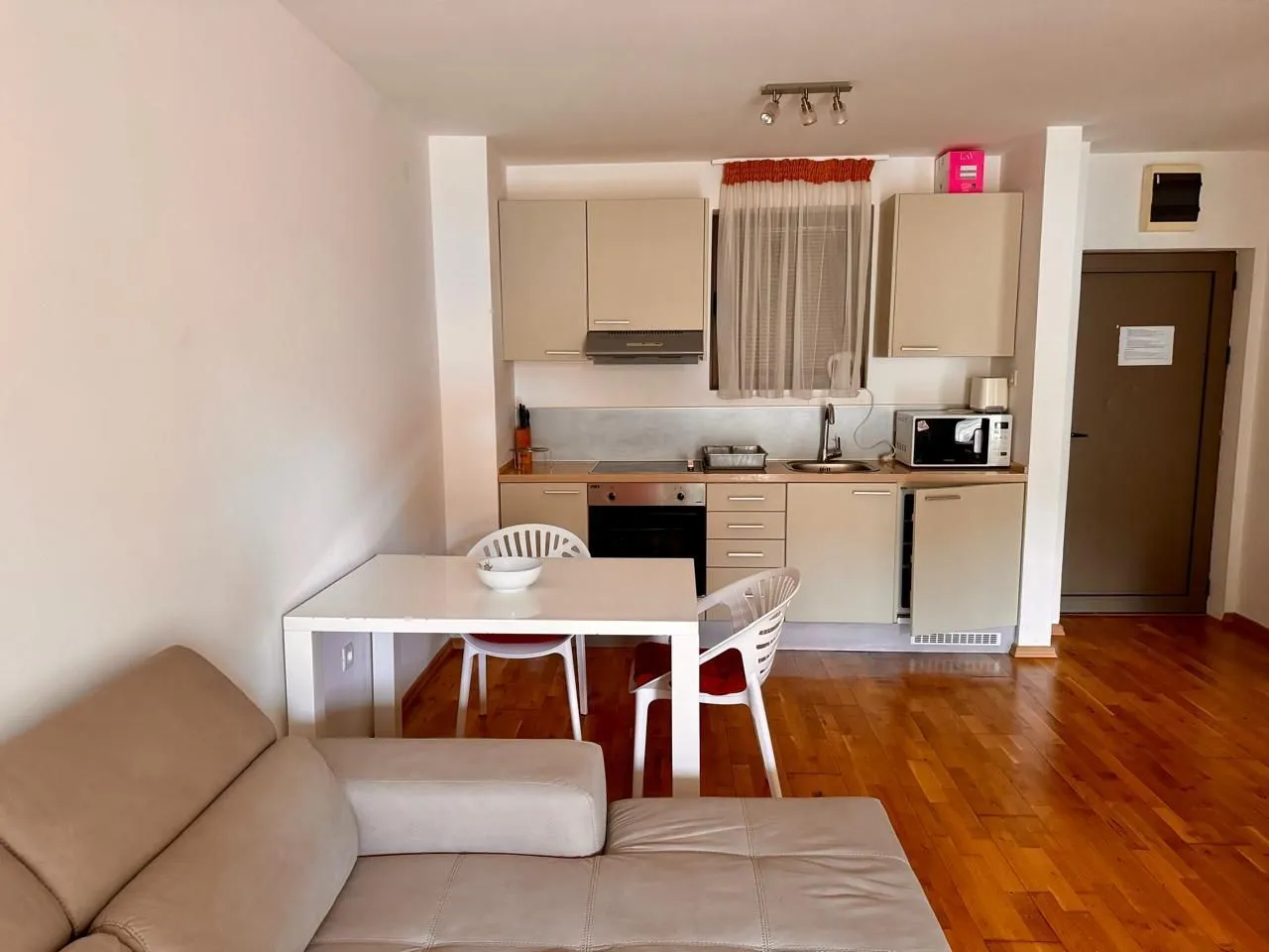 Izdavanje, jednosoban stan, 47m², Pržno, Budva