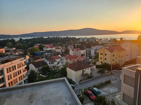 Pogled sa terase na naselje i more pri zalasku sunca. - image 8