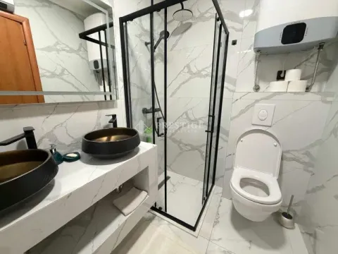 Moderne kupatilo sa tuš kabinom, dva umivaonika i WC šoljom. - image 10