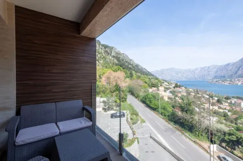 Izdavanje, trosoban stan, 141m², Škaljari, Kotor - image 22