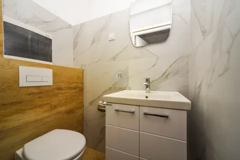 Moderno opremljeno kupatilo sa umivaonikom, ogledalom i toaletom. - image 10