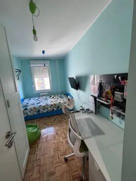 Dečja soba sa krevetom i radnim stolom. - image 8