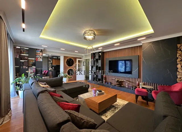 Prodaja, trosoban stan, 195m², Pobrežje, Podgorica