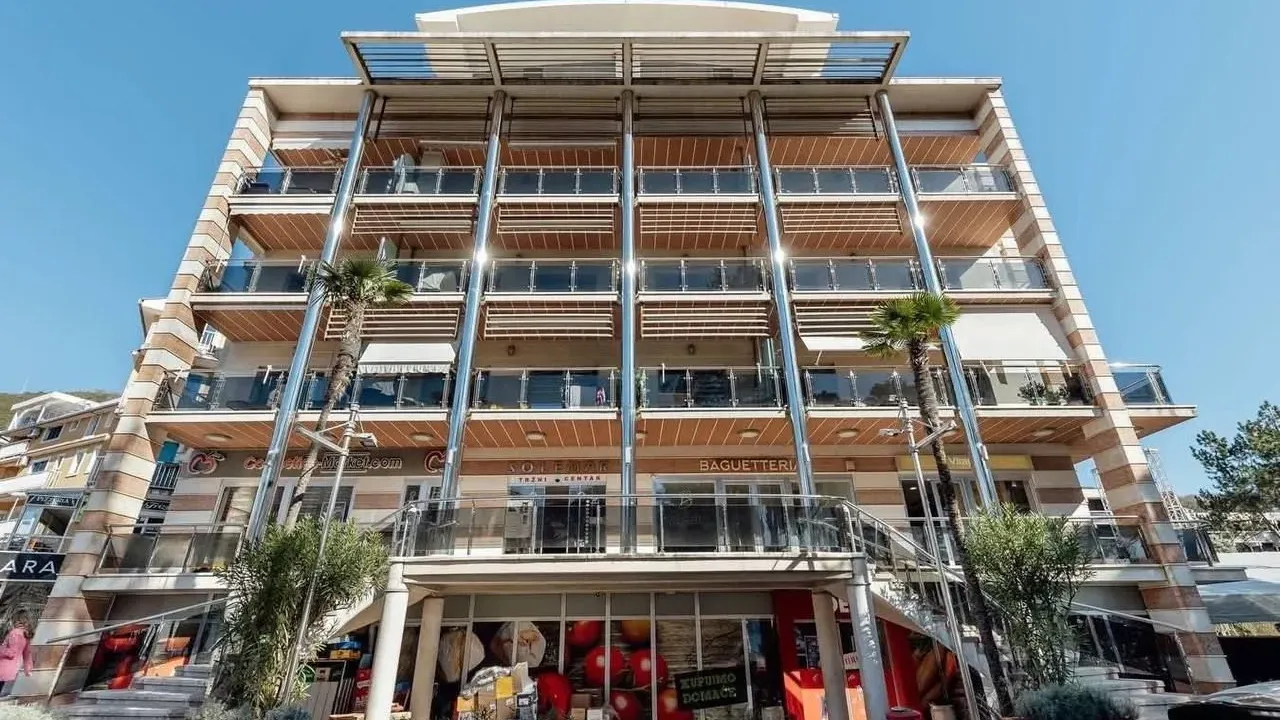 Izdavanje, trosoban stan, 124m², Herceg Novi, Crna Gora