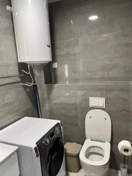 Moderno kupatilo sa veš mašinom i bojlerom. - image 7