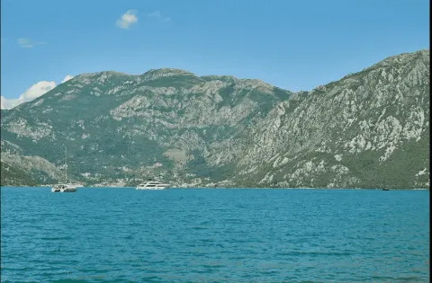 Pogled na more i planine sa jahtama u zalivu. - image 6