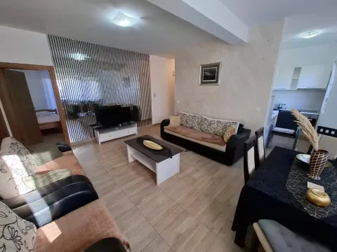 Izdavanje, dvosoban stan, 75m², Dumidran, Tivat - image 1