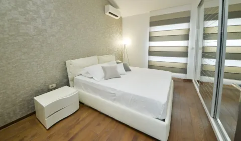 Moderna spavaća soba sa bračnim krevetom, noćnim stočićem i ugradnim ormarom. - image 9