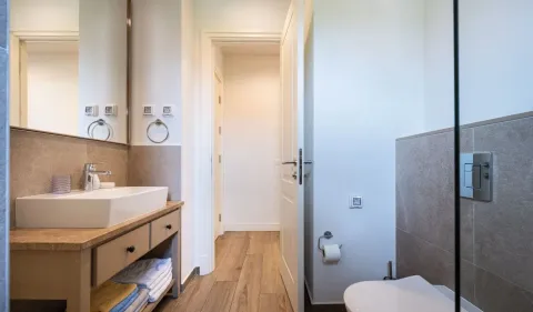 Moderne kupatilo sa umivaonikom, ogledalom i wc šoljom. - image 8