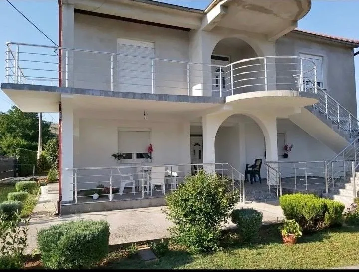 Izdavanje, kuća, 130m², Tološi, Podgorica