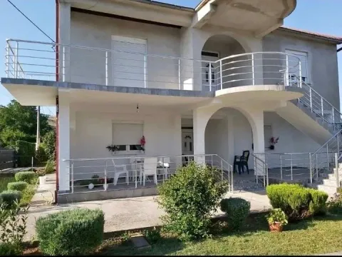 Izdavanje, kuća, 130m², Tološi, Podgorica - image 8