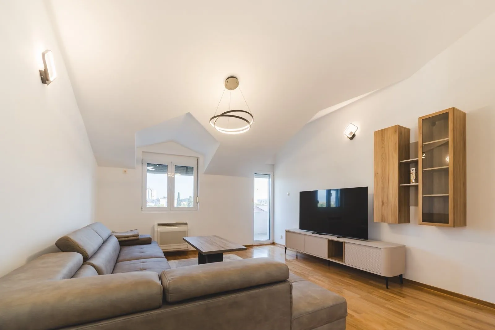 Izdavanje, dvosoban stan, 72m², Momišići, Podgorica