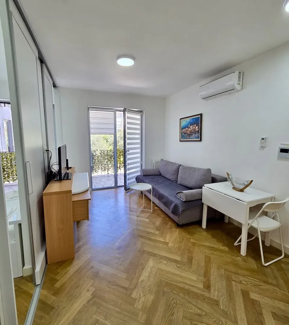 Rent, one bedroom apartment, 40m², Dobrota, Kotor