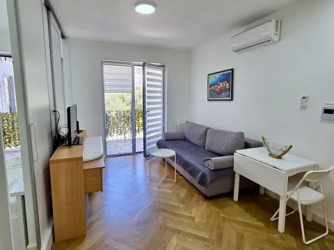 Rent, one bedroom apartment, 40m², Dobrota, Kotor - image 8