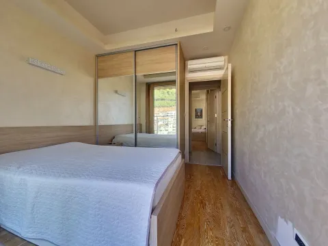 Namještena spavaća soba sa bračnim krevetom, velikim ormarom sa ogledalima i pogledom. - image 9