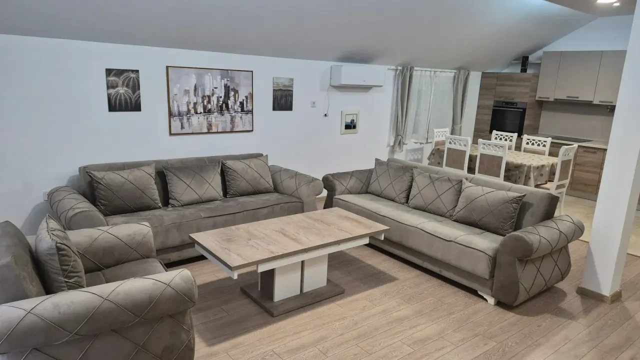 Izdavanje, trosoban stan, 120m², Momišići, Podgorica