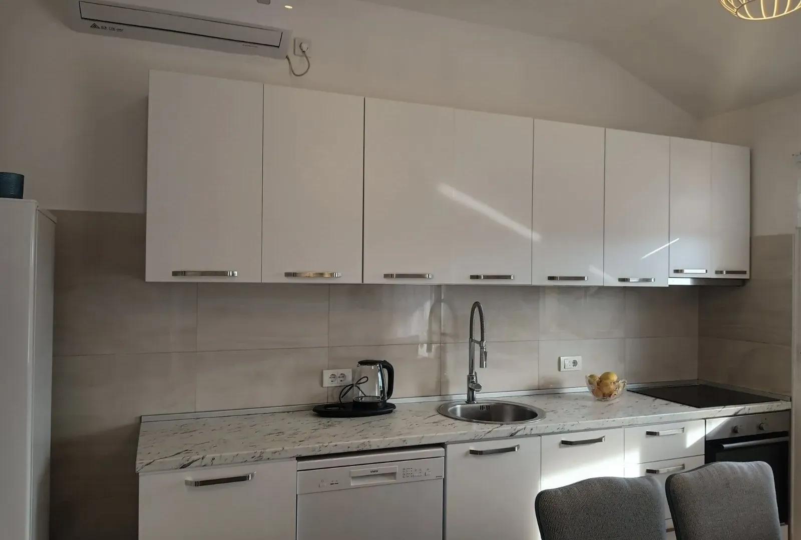 Izdavanje, trosoban stan, 80m², Gradiošnica, Tivat