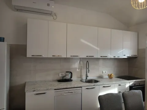 Izdavanje, trosoban stan, 80m², Gradiošnica, Tivat - image 6
