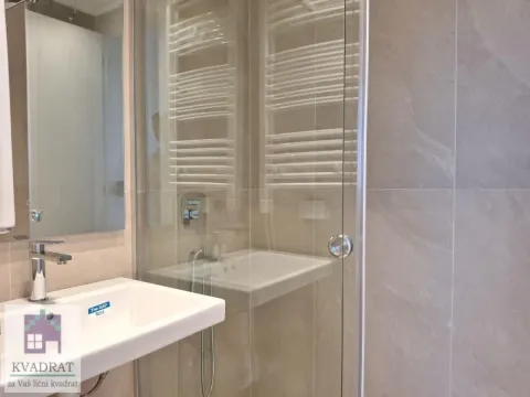 Moderno kupatilo sa tuš kabinom i umivaonikom. - image 16