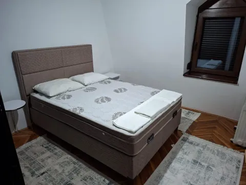 Izdavanje, dvosoban stan, 82m², Centar, Cetinje - image 5