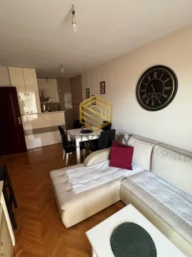 Dnevni boravak sa garniturom i trpezarijom. - image 2