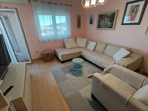 Dnevna soba sa garniturom, stočićem i televizorom. - image 10