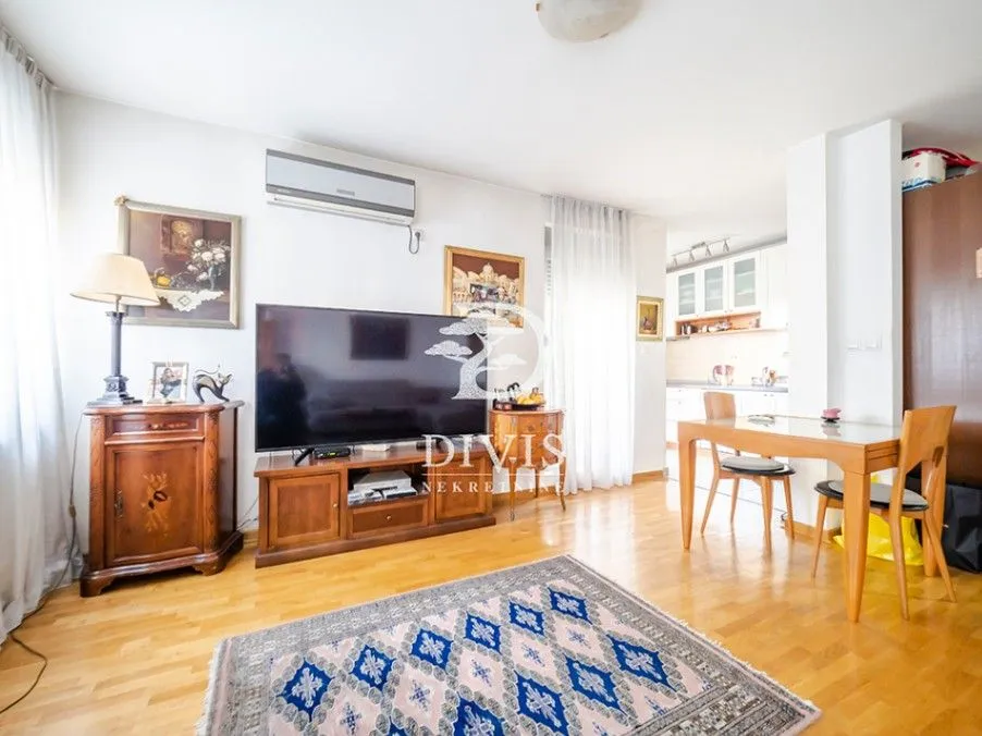 Sale, apartment, 83m², Neimar, Vračar Sve Podlokacije