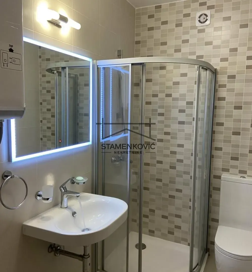 Izdavanje, dvosoban stan, 62m², Centar, Novi Sad