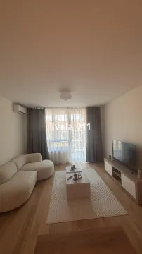 Dnevna soba sa garniturom, stočićima, TV komodom i izlazom na terasu. - image 2