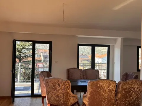 Izdavanje, četvorosoban stan, 150m², Tološi, Podgorica - image 12