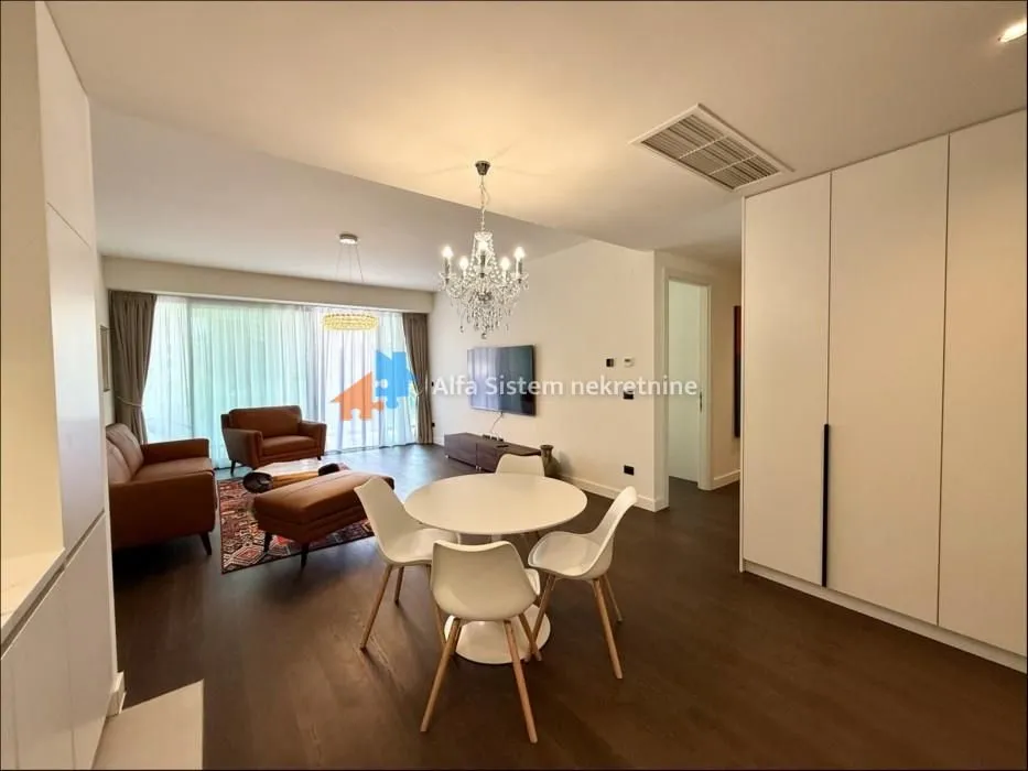 Izdavanje, četvorosoban stan, 110m², Savski Venac, Beograd