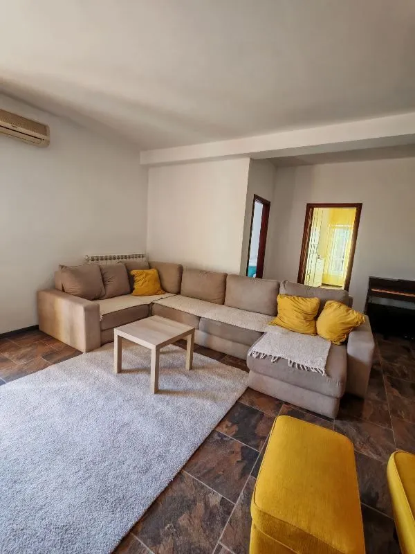 Rent, four bedroom apartment, 120m², Rakovica, Beograd