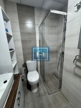 Moderno kupatilo sa tuš kabinom, WC šoljom i umivaonikom. - image 2
