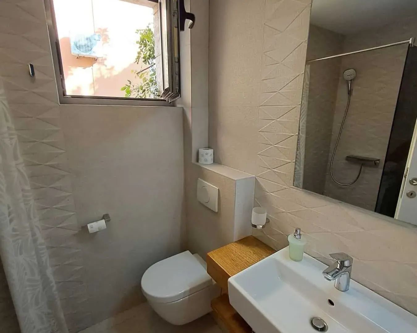 Izdavanje, jednosoban stan, 40m², Bečići, Budva
