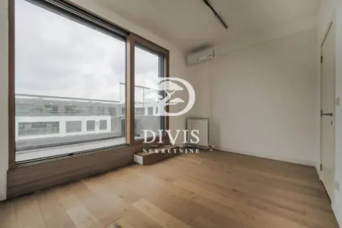 Prazna soba sa velikim prozorom i drvenim podom. - image 7