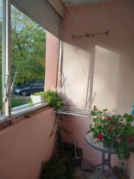 Manji natkriveni balkon sa prozorom i saksijama sa cvećem. - image 6
