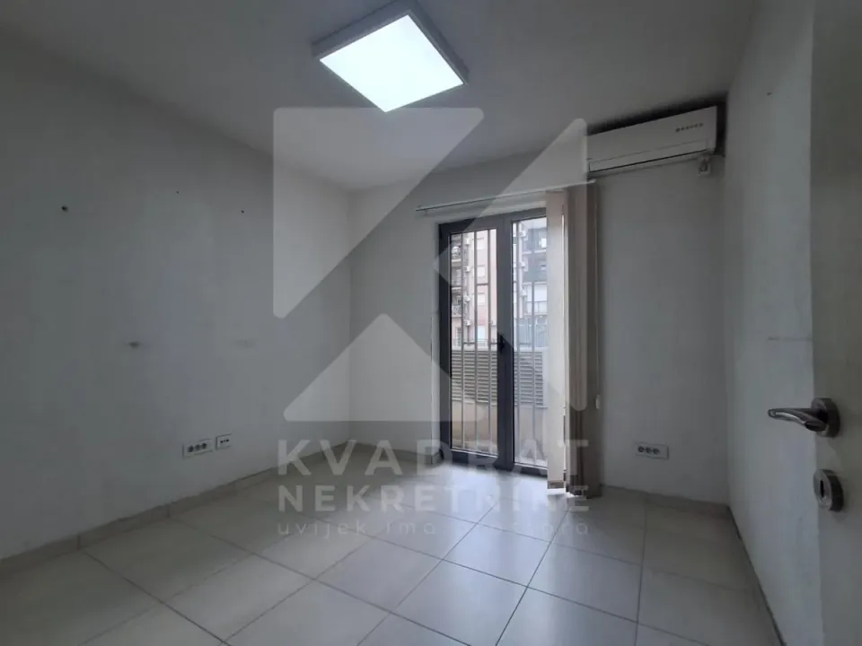 Rent, office space, 172m², 1 maj, Podgorica