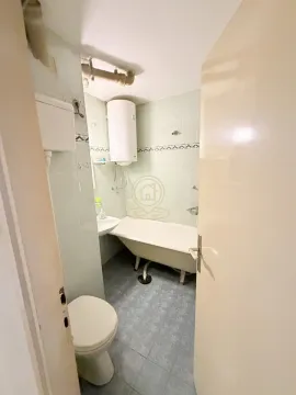 Manje kupatilo sa kadom, toaletom i bojlerom. - image 16