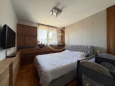 Nameštena spavaća soba sa bračnim krevetom, TV-om i dečijim krevetcem. - image 23