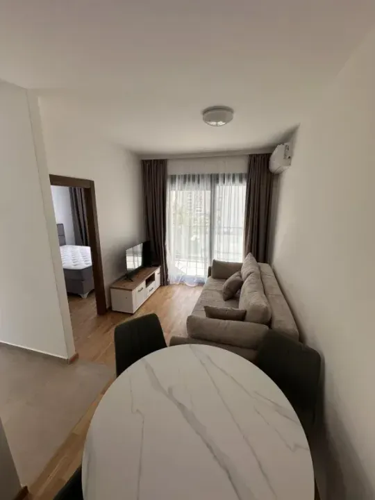 Izdavanje, dvosoban stan, 52m², Centar, Budva