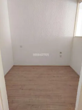 Prazna soba sa svetlim zidovima i laminatom na podu. - image 4