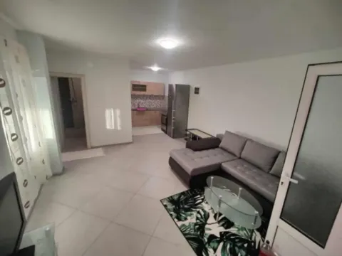 Izdavanje, jednosoban stan, 50m², Tivat, Crna Gora