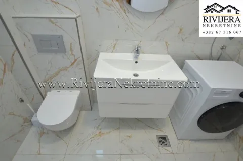 Moderne kupatilo sa umivaonikom, ugradnim WC šoljom i veš mašinom. - image 7