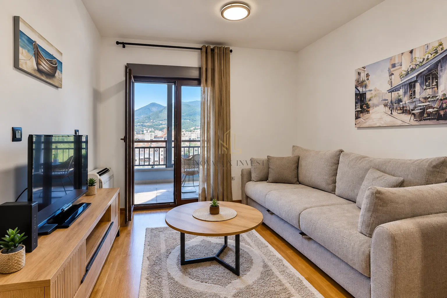 Living room with sofa, TV and access to the terrace.
